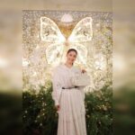 Tao Tsuchiya Instagram - . なんとクリスマスまで あと1週間を過ぎましたね😳 私がディオール　ホリデーポップアップで 夢のような時間を過ごさせていただいた時は まだまだクリスマスは先だから この素敵な場所に何度でも来ちゃいたい！！！ と思っていたのに 気が付けば25日まで、あと1週間の パワースポットとなってしまいました🥺💦 . お仕事として伺った場所だけれど プライベートとしても とても思い出深い場所にもなったので 心からの感謝をこめて クリスマスへのカウントダウンと一緒に 毎日載せていこうと思います✨️🦋✨️ . この写真は前回載せたものより 少し全体を見ていただける感じ💡 表参道の素敵なイルミネーションを 原宿からずっと歩いてくると、 信号を渡ろうとする時に もう目に入ってくるこの場所は とても素敵なフォトスポットなので 『同じところで撮ったよ！』というかたも いらっしゃるかと思います📸📱✨️ まだのかたは、ぜひぜひ😊 遠くのかたは、 一緒に撮った気分になっていただけたら🙏🏻✨️ . @Dior #DiorCruise #ディオールホリデーポップアップ #ディオールファインジュエリー #SupportedByDior