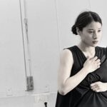 Tao Tsuchiya Instagram - 東京は驚くほど暑い一日でしたが お元気でしょうか？ 暑いだけではなく、今日はなんと 蝉の声も聞いたような…🤔 一緒にいた母も聞いたので 聞き間違ではないと思うのですが、 ギリギリとはいえ、まだ6月だからビックリ👀 今年の夏は暑くなるのかなぁ…💦 夜も気温が下がらないようなので 水分補給など気を付けてください🙏💦 . 日本時間だと29日の朝早く ルーマニアのシビウ国際演劇祭で上演された 印象派NÉO 『The Miracle of Pinocchio「ﾋﾟﾉｷｵの偉烈」』✨️ . スタンディングオベーションの動画を 観ることが出来て なんだかもう嬉しくて嬉しくて嬉しくて、 涙が出ました😭✨️✨️ 実は直前に 楽屋での動画を送っていただいていて…😭🙏✨️ 国内ツアーから時が経っても 距離が離れても ダンサーさん方の笑顔は 稽古からずっと見せていただいてきた あたたかさそのままでした🌟 . 公演での旅は どうしても慌ただしくなりがちだけれど 本当の千穐楽を迎えた今、 マリさん、ノブさん、印象派の皆さんが 少しはゆっくり出来ていたらいいな…💐✨️✨️ . 今日の写真も、稽古でのピノキオ。 ふと気づいてしまう現実と孤独… でも 胸騒ぎはしているのに 本当に大切なものには、気づけない。 それって、大なり小なり 誰もが感じたことのある感覚かもしれません。 『童話の持つこわさ』の中には 共感が眠っているのかなと感じていた場面の一つです。 . #themiracleofpinocchio #sibiuinternationaltheatrefestival #campaign #marinatsukiterroir #ピノキオの偉烈 #夏木マリ さん #井手茂太 さん #小㞍健太 さん #マメ山田 さん #MariNatsukiTerroir #山﨑麻衣子 さん #小島功義 さん #城俊彦 さん #牟田のどか さん #高橋綾子 さん #岩崎未来 さん #川崎萌々子 さん #国枝昌人 さん