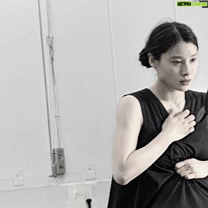 Tao Tsuchiya Instagram - 東京は驚くほど暑い一日でしたが お元気でしょうか? 暑いだけではなく、今日はなんと 蝉の声も聞いたような…🤔 一緒にいた母も聞いたので 聞き間違ではないと思うのですが、 ギリギリとはいえ、まだ6月だからビックリ👀 今年の夏は暑くなるのかなぁ…💦 夜も気温が下がらないようなので 水分補給など気を付けてください🙏💦 . 日本時間だと29日の朝早く ルーマニアのシビウ国際演劇祭で上演された 印象派NÉO 『The Miracle of Pinocchio「ピノキオの偉烈」』✨️ . スタンディングオベーションの動画を 観ることが出来て なんだかもう嬉しくて嬉しくて嬉しくて、 涙が出ました😭✨️✨️ 実は直前に 楽屋での動画を送っていただいていて…😭🙏✨️ 国内ツアーから時が経っても 距離が離れても ダンサーさん方の笑顔は 稽古からずっと見せていただいてきた あたたかさそのままでした🌟 . 公演での旅は どうしても慌ただしくなりがちだけれど 本当の千穐楽を迎えた今、 マリさん、ノブさん、印象派の皆さんが 少しはゆっくり出来ていたらいいな…💐✨️✨️ . 今日の写真も、稽古でのピノキオ。 ふと気づいてしまう現実と孤独… でも 胸騒ぎはしているのに 本当に大切なものには、気づけない。 それって、大なり小なり 誰もが感じたことのある感覚かもしれません。 『童話の持つこわさ』の中には 共感が眠っているのかなと感じていた場面の一つです。 . #themiracleofpinocchio #sibiuinternationaltheatrefestival #campaign #marinatsukiterroir #ピノキオの偉烈 #夏木マリ さん #井手茂太 さん #小㞍健太 さん #マメ山田 さん #MariNatsukiTerroir #山﨑麻衣子 さん #小島功義 さん #城俊彦 さん #牟田のどか さん #高橋綾子 さん #岩崎未来 さん #川崎萌々子 さん #国枝昌人 さん