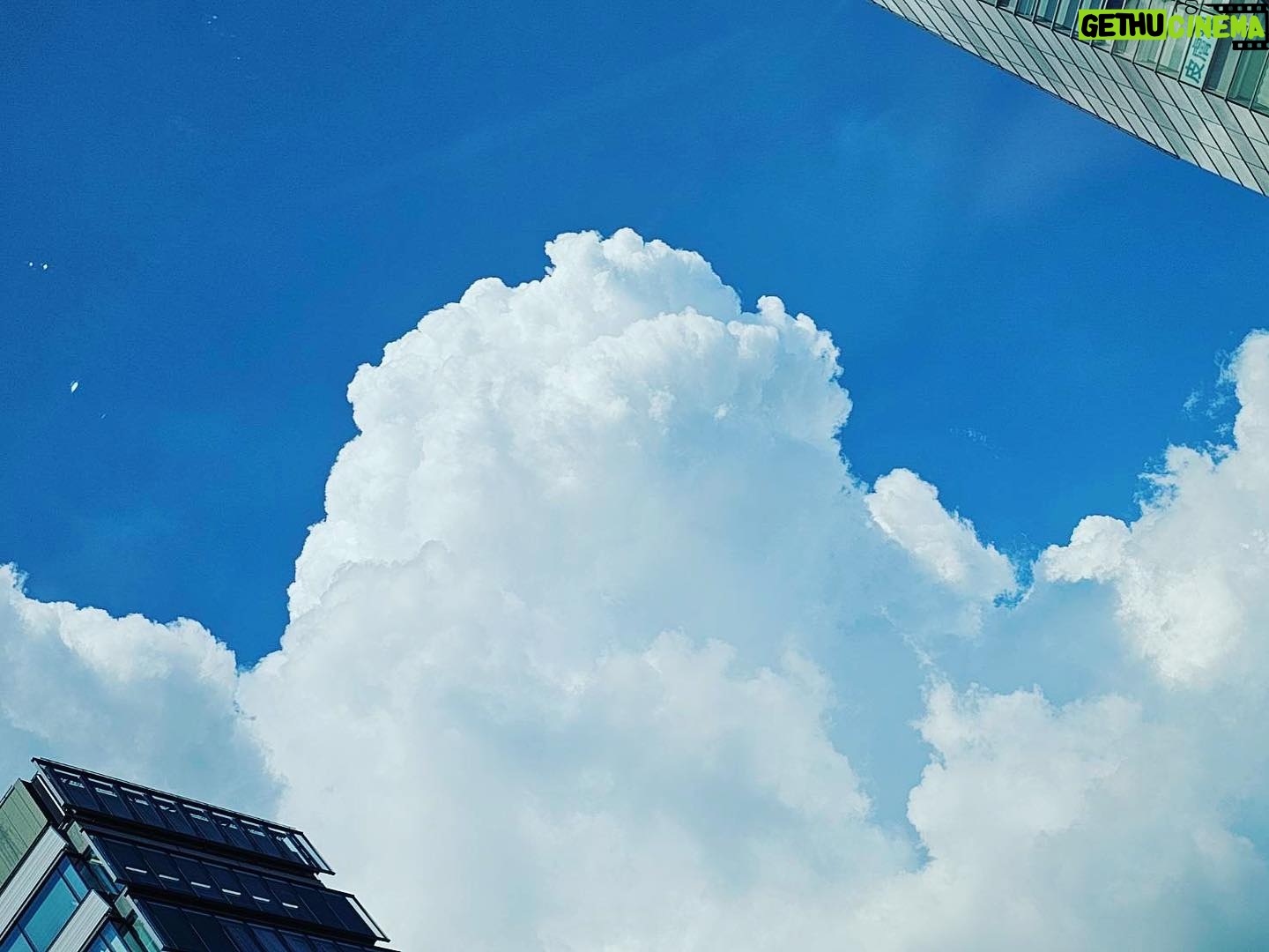 Tao Tsuchiya Instagram - . 夏も折り返し地点! なんだか慌ただしくしていて 眠りそうになっていましたが 今ちょいと起きたので 家族から送られた夏らしい空を🌻 おやすみなさい😊💫✨️