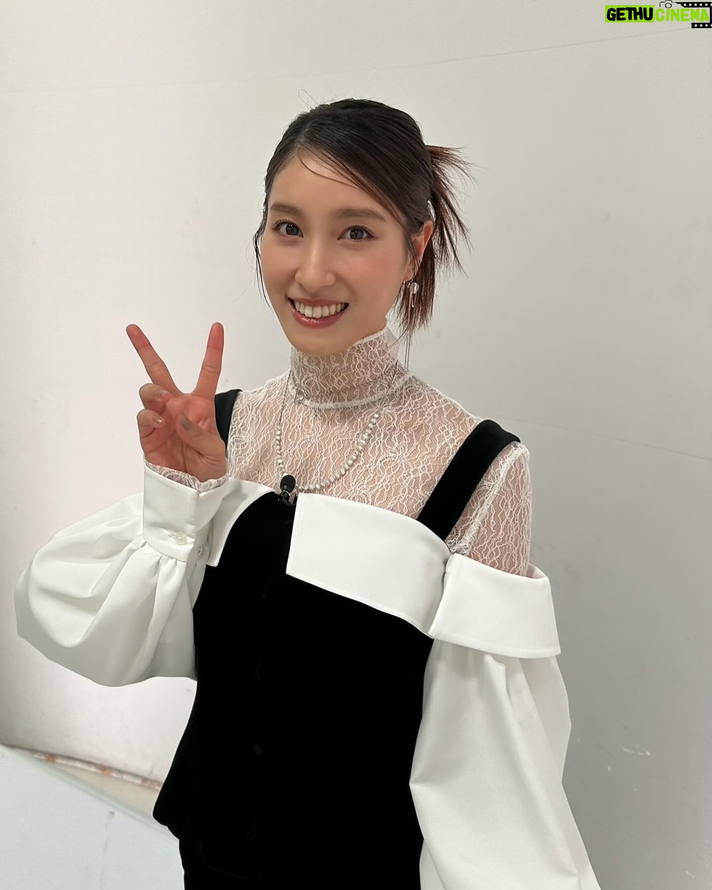 Tao Tsuchiya Instagram - . 能登半島という言葉と一緒に、 少しずつ復興や再生という言葉が 報道でもふえてきました。 日常が戻るのはまだまだかもしれませんが、 一歩ずつでも進んでいけるよう 出来ることを考え続けたいと思います。 . 櫻井・有吉 #THE夜会を 観て下さった方々、 感想などコメントに下さっている方々、 とても嬉しいです…! 本当にありがとうございます! . 挑戦するからには成功したいけれど、 正直、結構難しいだろうなと感じていたので かなり弱気な気持ちで #TBS に入ったのですが… 控室の窓から 赤坂ミニマラソンで走った道が見えたんです。 その瞬間、 「そうだ、がんばってきたんじゃん!」と スイッチが入りました。 . とはいえ本番前はドキドキしてしまって、 たぶん心配そうにしていたのだと思いますが スタッフのかたが 「大丈夫です!出来ます!」と励まして下さって、 その言葉にすごく勇気をいただいて… 人の応援や励ましのパワーって、凄いです。 本当にありがとうございました…! ちなみにあのケーキは、 家で美味しくいただきました。 TVerなどで配信しているので、 運動不足かなと感じているかた、 ぜひ一緒にラジオ体操してみてください! . ピアノ演奏での衣装は、 outfit @adeam accessories @loni_jewelry_ , @e.m.__official boots @staccatojapan_official ラジオ体操とバースデーケーキでの衣装は、 outfit,boots @adeam accessories @blanciris_official 衣装も元気をくれました。 ありがとうございます!