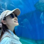 Tao Tsuchiya Instagram - 東京は引き続き凄い暑さですが、 台風の影響なのか 昨日より雲が多めに流れていたような気がします。 台風の進路予想図では 私のルーツである宮崎県も入っていて お盆前の時期でもあるので本当に心配ですが、 夏休みで移動している方々も多いと思うので どうか安全に気を付けて 良い時間をお過ごしください🙏🙏🙏 . ドラマ「 #警部補ダイマジン 」を観て下さった方々、 感想など下さっている方々、 本当に本当に本当にありがとうございます💡✨️✨️ #七夕夕夏 の変化… 自分でも演じながら本当にハラハラしましたが、 その場面を支えてくれたアクション部の方々は とても懐かしい方々でした😊 そのことは、またあらためて✨️ . 写真は、水族館で📷 姉が一緒に行ってくれて心強かったです🙏✨️ 仕事以外で水族館に行ったのは 家族で行った中学生の時以来かな？🤔 もともと水族館は大好きなので お仕事の外ロケが水族館だとわかると 本当に嬉しかったのですが、 ある時だけ例外がありました。 そのお話は少しあとに書くことになると思いますが とにかく今日は…最高でした🐬💕✨️