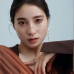 Tao Tsuchiya Instagram - . おはようございます！ 昨日も暑かった…！！！ 外での暑さもですが、 室内に入っていても車の中でも 窓際から伝わる暑さが 波のように押し寄せてきて驚きました👀 今日も暑くなりそうですが、 いろいろな用事で外出の予定がある方々、 水分補給しているつもりでも 圧倒的に足りなくなっていたりするので、 ゆっくり出来る時間は出来るだけ じっくりゆっくりホッとしてください🙏🙏🙏 . 「 #美的 」さんの9月号、 たくさんの方々が見たよ！と連絡くださって 本当に本当に本当に嬉しいです🙏✨️✨️✨️ インタビューも、話が苦手な私の言葉を 丁寧に受け止めてくださっていて 本当にありがたいです😢🙏✨️ . 昨日もう一つのアザーカットを載せようと思ったら 眠ってしまって今日になってしまったのですが😭 こちらのメイクとブラウン系の衣装は 秋を意識して選んでいただきました🍁 一昨日のメイクと白系の衣装もですが、 纏うことで 心の底から身体の周りの空気まで変化させ 演出してくれるメイクと衣装のパワーって 本当に凄いと思います💡 新しい自分を引き出されながら 今の自分を押し出していく感じ。 しあわせだったなぁ…✨️ . どんな時も出来るだけ自分らしくいることって すごく大切だと思うけれど、 そのためには同じ自分を続けるだけじゃなく 新しい自分を知る機会を持つことが大事なのかなと 実感した撮影になりました😊 . 挑戦することや 新しい出会いを大切にすることって やっているつもりでも 気がつくと保守的になってたりするので、 これからも作品を観ていただく方々、 ここで出会う方々、お仕事で出会う方々、 今まで出会ってきた人たちと一緒に 新しい自分を見つけながら 素敵な時間を重ねたいなと思います😌✨️✨️