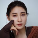 Tao Tsuchiya Instagram - . おはようございます！ 昨日も暑かった…！！！ 外での暑さもですが、 室内に入っていても車の中でも 窓際から伝わる暑さが 波のように押し寄せてきて驚きました👀 今日も暑くなりそうですが、 いろいろな用事で外出の予定がある方々、 水分補給しているつもりでも 圧倒的に足りなくなっていたりするので、 ゆっくり出来る時間は出来るだけ じっくりゆっくりホッとしてください🙏🙏🙏 . 「 #美的 」さんの9月号、 たくさんの方々が見たよ！と連絡くださって 本当に本当に本当に嬉しいです🙏✨️✨️✨️ インタビューも、話が苦手な私の言葉を 丁寧に受け止めてくださっていて 本当にありがたいです😢🙏✨️ . 昨日もう一つのアザーカットを載せようと思ったら 眠ってしまって今日になってしまったのですが😭 こちらのメイクとブラウン系の衣装は 秋を意識して選んでいただきました🍁 一昨日のメイクと白系の衣装もですが、 纏うことで 心の底から身体の周りの空気まで変化させ 演出してくれるメイクと衣装のパワーって 本当に凄いと思います💡 新しい自分を引き出されながら 今の自分を押し出していく感じ。 しあわせだったなぁ…✨️ . どんな時も出来るだけ自分らしくいることって すごく大切だと思うけれど、 そのためには同じ自分を続けるだけじゃなく 新しい自分を知る機会を持つことが大事なのかなと 実感した撮影になりました😊 . 挑戦することや 新しい出会いを大切にすることって やっているつもりでも 気がつくと保守的になってたりするので、 これからも作品を観ていただく方々、 ここで出会う方々、お仕事で出会う方々、 今まで出会ってきた人たちと一緒に 新しい自分を見つけながら 素敵な時間を重ねたいなと思います😌✨️✨️