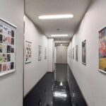 Tao Tsuchiya Instagram - J:COM北九州芸術劇場 中劇場 印象派NÉO 『The Miracle of Pinocchio「ﾋﾟﾉｷｵの偉烈」』 北九州公演🍀✨️✨️ . 開演に向けての準備がすすんでます！ . 錚々たる先輩方、憧れの役者さん方が 数多く出演なさってきた 演劇の香りがする場所💡 それを象徴しているのが 上演された演目のポスターたちが飾られた廊下です。 ひとつの額の中にたくさんのポスターが 縮小されて飾られているので ものすごい作品数😳✨️ . その仲間入りが出来て 本当に本当に本当に嬉しいです✨️✨️✨️ お会いできるかたは、 どうかお気をつけていらしてください🙏 お会いできないかたも 心の中でピノキオに出会えるよう 思いを込めるので 受け取ってください🌈 . いってきます🔥 . #ピノキオの偉烈 #夏木マリ さん #井手茂太 さん #小㞍健太 さん #マメ山田 さん #MariNatsukiTerroir #山﨑麻衣子 さん #小島功義 さん #城俊彦 さん #牟田のどか さん #高橋綾子 さん #岩崎未来 さん #川崎萌々子 さん #国枝昌人 さん