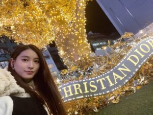 Tao Tsuchiya Instagram - .
今日はクリスマスイブ✨🎄✨
母方の祖母の家がクリスチャンだからか
毎年、少しだけ特別な思いをもって過ごしてきた日です🌟
今年はライフステージが変化して
家族との時間の過ごし方も変わりましたが
クリスマスが思い出深い時間になることは
変わらないような気がします😊
願わくば世界中の子どもさんたちが
明日の朝を心から楽しみにするクリスマスイブでありますよう🎅🎁🍀
Best wishes to you and your family during this holiday season.🌟
.
ディオール　ホリデーポップアップは
いよいよ明日までとなりました🦋✨️✨️
お招きいただいた時の写真は昨日に載せてしまって
今日の写真はプライベートで行った時のもの💡
スタッフの方々にいろいろお話を伺って
ステッチひとつとっても
歴史や想いが込められていることを知り
ものすごく感動しました😌✨️✨️
またいつか魔法の場所に出会えますように🕊🍀✨️