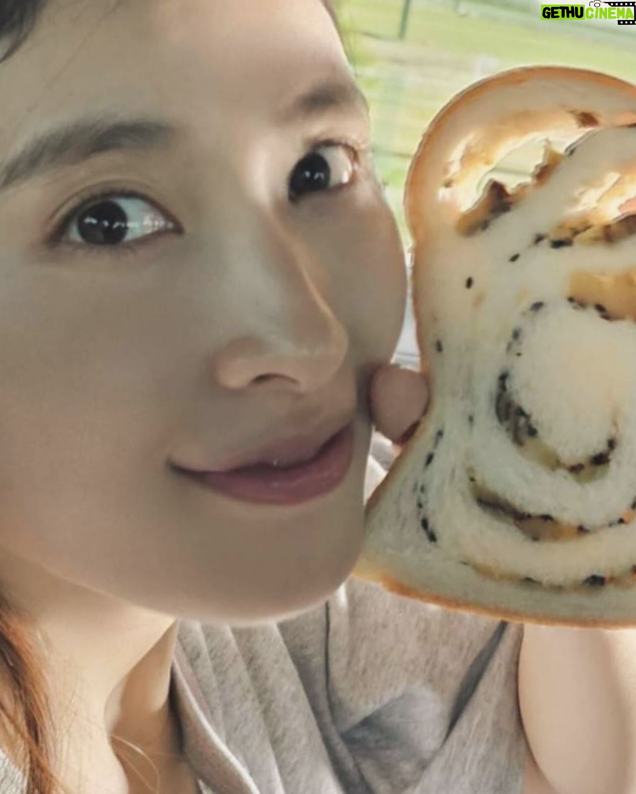 Tao Tsuchiya Instagram - . 今日は5月5日! #こどもの日 として大切に楽しんだかたも たくさんいらっしゃると思います。 私は今日は朝から撮影だったのですが、 スケジュールが安定していたこともあり、 初夏らしい青空の下で 大好きなチョコバナナに出会えたり お詣りすることが出来たり お仕事のあとは会いたかった方々にお会い出来たり、 こどもの日らしい時間を過ごすことが出来ました。 . 写真は、お世話になったホテルで購入した お芋を練り込んであるパン。 人生にも役にも作品にも いろいろな要素が練り込まれているなあと あらためて感じる現場でした。 すごく勉強になりました。 この現場で感じたことは、きっと 将来をとおして大切にしていくだろうと思います。 . いよいよ明日は GW最終日であると同時に #映画マッチング #愛のクローバー記念上映 もクライマックス!!! サスペンス・スリラーゆえに 載せるタイミングになかなか迷ってきた ほのぼのオフショットなどを 載せていきたいと思います! . その前に、どのかたも 良い“こどもの日”の夜を…!