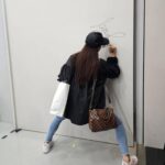 Tao Tsuchiya Instagram - 大雨の報道が続いていますが 住んでいらっしゃる地域は大丈夫でしたか？ 私がいる北九州は、今日は太陽が見えていて 気温も落ち着いていました。 でも 天気図を見ると台風が…💦 コメントを読んでいると 台風の影響で移動できなかったかたもいて、 本当に心がせつないです😣 どうか雨などの影響が強くありませんよう…！ そして 無事にピノキオが たくさんの方々と会えますように🙏🙏🙏 . ６月１０日からいよいよ J:COM北九州芸術劇場 中劇場にて 印象派NÉO 『The Miracle of Pinocchio「ﾋﾟﾉｷｵの偉烈」』 北九州公演が始まります🍀✨️✨️ . 九州は私のルーツでもあるし親戚も多いし 生まれ育った場所ではないはずなのに 空気や食事の味もホッとするので 遺伝子が覚えてる場所なんだろうな😊 . その場所で どんな時間に出会えるのか 楽しみでもあり、緊張でもあり… 今日ゲネが無事に終わったので まずはゆっくり休もうと思います💡 . 北九州公演が始まる前に、 素晴らしい初日のスタートを切った 群馬県高崎市　＃高崎芸術劇場 での写真を😊 . この劇場は壁にたくさんの 素晴らしいアーティストさんがたや 役者さんがたのサインがあるのですが、 なんと私もサインを書かせていただきました！！！ . しかも、なんと搬入口の扉に😁 搬入口の扉は真っ白で たぶん書いたのは私だけなので 少し緊張しましたが とてもとてもとても光栄でした✨️✨️✨️ . 芸術の香りがする場所だったなぁ… また御縁がありますように🍀 . #ピノキオの偉烈 #夏木マリ さん #井手茂太 さん #小㞍健太 さん #マメ山田 さん #MariNatsukiTerroir #山﨑麻衣子 さん #小島功義 さん #城俊彦 さん #牟田のどか さん #高橋綾子 さん #岩崎未来 さん #川崎萌々子 さん #国枝昌人 さん