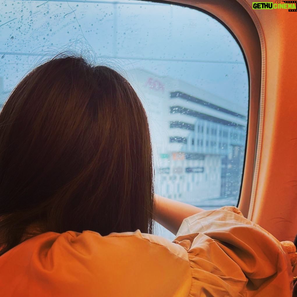 Tao Tsuchiya Instagram - またもや大雨の予報が出ていますが 今日も移動中にその気配は感じていて、 それと同時に 前の大雨の影響が残る地域があることも あらためて分かったので、 とても心配です。 安全な週末でありますように、 心から心から願っています…! . 東京から北九州までは 少し時間がかかるかなと思っていたけれど、 ふと気づくと 横浜も静岡も名古屋も 京都も大阪も神戸も 姫路も岡山も広島も お仕事でお世話になった場所ばかりで、 懐かしさを追いかけているうちに あっという間に到着しました💡 写真は、 映画『8年越しの花嫁 奇跡の実話』の 冒頭の場面を撮影したロケ地を見つけて 喜んでいるところ🎥 そして、 北九州といえばNetflixで配信されてる 「今際の国のアリス」のシーズン2で 撮影日々を送った場所なのですが、 その中でも特に大変だったロケ地も 見つけることが出来ました✨️ . こうしてみるとなんだか 作品と役を通して 本当にたくさんの思い出と 心の故郷を 日本中にいただいている気がして すごく心強く感じたし 今回の旅は、そのことをあらためて振り返る 貴重な機会になったような気がします😊 . #J:COM北九州芸術劇場 中劇場 で行われる 印象派NÉOの舞台、 『The Miracle of Pinocchio「ピノキオの偉烈」』は 今週末の6月10日と 11日、 それぞれ14:00開演💡 お時間がありましたら、 安全に気をつけて、ぜひ🔥✨️✨️✨️ . #ピノキオの偉烈 #夏木マリ さん #井手茂太 さん #小㞍健太 さん #マメ山田 さん #MariNatsukiTerroir #山﨑麻衣子 さん #小島功義 さん #城俊彦 さん #牟田のどか さん #高橋綾子 さん #岩崎未来 さん #川崎萌々子 さん #国枝昌人 さん