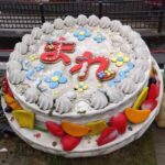 Tao Tsuchiya Instagram - . 2024年に入り4日が経ちました。 大切な方々の貴重な情報や 胸がいっぱいになる写真を 寄せていただきました。 4日の間、「まれ」でお世話になった方々、 スタッフさんがた、共演した方々、 連絡がつく方々と連絡を取り合いました。 私の携帯はコロナ禍の頃に一度故障してしまい、 「まれ」を撮影していた頃には分かっていた連絡先が 分からなくなってしまった人も多いのですが、 それでも、 少し前にある出来事によって 何人かのスタッフさん方と 偶然お会いすることが出来ていたんです。 その偶然の中に鍵があると信じて 連絡を取り合っているのですが、 そこで出た言葉を今日は思い切って そのまま伝えます。 . まれチーム、みんな必死に見ています。 能登を見ている、 もっと近くに行きたいと思っている。 . 6月の約束は必ず守ります。 その前に、出来ることから取り組みます。 何をすべきか教えていただくためにも、 まずは今、どうか、どうか、 もう少し踏ん張っていてください。 この夜を、次の朝を、 どうか安全に過ごしてください。 心から祈っています。 . 今日の写真は、寄せていただいた写真を そのまま載せます。 本当に本当に本当にありがとうございます。 このケーキから始めたい。 私はそう思っています。