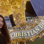 Tao Tsuchiya Instagram - . 今日はクリスマスイブ✨🎄✨ 母方の祖母の家がクリスチャンだからか 毎年、少しだけ特別な思いをもって過ごしてきた日です🌟 今年はライフステージが変化して 家族との時間の過ごし方も変わりましたが クリスマスが思い出深い時間になることは 変わらないような気がします😊 願わくば世界中の子どもさんたちが 明日の朝を心から楽しみにするクリスマスイブでありますよう🎅🎁🍀 Best wishes to you and your family during this holiday season.🌟 . ディオール　ホリデーポップアップは いよいよ明日までとなりました🦋✨️✨️ お招きいただいた時の写真は昨日に載せてしまって 今日の写真はプライベートで行った時のもの💡 スタッフの方々にいろいろお話を伺って ステッチひとつとっても 歴史や想いが込められていることを知り ものすごく感動しました😌✨️✨️ またいつか魔法の場所に出会えますように🕊🍀✨️
