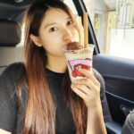 Tao Tsuchiya Instagram - 今年は日本だけではなく 世界的にも猛烈な暑さに包まれていて 報道を見るたび 驚いたり心配したりしています😣💦 『猛烈な』という言葉を 今年は何回聞いたんだろう…💦 暑さのピークは真夏に向けて まだまだ続くようですが どうか暑さの中にも爽やかさのある 出来るだけ柔らかな夏になりますように…🙏🙏🙏 . 今日はたまたま、 ずっとたくさんの人が並んでいて 興味津々だったお店の前を通ったので 自分にご褒美を🥰 お仕事がふんわりなスケジュールなので 髪がボサボサだけど😅 . ちなみに、このお洋服は ドラマ「やんごとなき一族」の撮影の時、 佐々木希さんからいただいたもの🙏✨️💕 この黒と、 もうひとつベージュのワンピをいただいて めちゃめちゃ愛用してます😍 . お仕事のペースがゆっくりになってみると いろいろなものをきっかけに 新しい夢も出来たりして でも同時に 想像も出来ない日々になるんだろうなと 少しハラハラもしたりして… . だけど 心の中は自由だから いろいろな夢を あたためていきたいなと思います😌🙏✨️ . 熱帯夜ですが、 どうか暑すぎないよう工夫しながら 良い夢を🌟