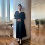 Tao Tsuchiya Instagram – .
最大で10連休といわれた今年のGWも
あと少しとなりました。
楽しんでいらっしゃるかたも
その楽しみを支えていらっしゃるかたも、
働いていらっしゃったり
勉強をしていらっしゃるかた、
大切なことに取り組んでいらっしゃるかた、
どのかたにとっても
安全で充実した時間となりますように…！
.
昨日おこなわれた
映画「 #帰ってきたあぶない刑事 」
完成披露上映会。
会場でお会い出来た方々、
心を寄せて下さった方々、
本当に本当に本当に、ありがとうございます！！！
.
・・・緊張しました・・・
いつも緊張しているのですが
ひさしぶりにものすごく緊張しました…！！！
と、観てくれた家族に話したら、すぐ
「そりゃそうだ！！！」と共感が飛んできたのですが、
作品も、出演や登壇をご一緒している方々も、
横浜という場所も、空気も、
全部がレジェンドに包まれた時間は
緊張としあわせが入り混じった最高の時間でした。
.
ひさびさに
自分が何を言ってるのか分からなかったなぁ…
だけど言いたいことの意味はちゃんとあったので
明日の移動中に書こうと思います！
.
今回も素敵な衣装に出会うことが出来ました。
初めて出会う自分のようでもあり、
ずっと出会いたかった自分のようでもあり。
大好きな横浜でこの衣装に出会うことが出来て
本当に嬉しいです。
.
dress.shoes.necklace.ring
@dior
#Dior