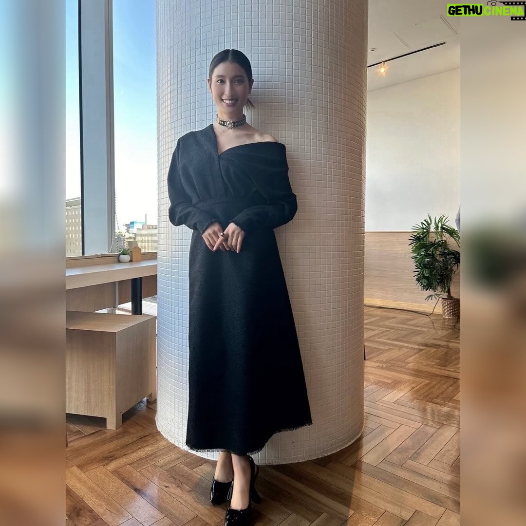 Tao Tsuchiya Instagram - . 最大で10連休といわれた今年のGWも あと少しとなりました。 楽しんでいらっしゃるかたも その楽しみを支えていらっしゃるかたも、 働いていらっしゃったり 勉強をしていらっしゃるかた、 大切なことに取り組んでいらっしゃるかた、 どのかたにとっても 安全で充実した時間となりますように…! . 昨日おこなわれた 映画「 #帰ってきたあぶない刑事 」 完成披露上映会。 会場でお会い出来た方々、 心を寄せて下さった方々、 本当に本当に本当に、ありがとうございます!!! . ・・・緊張しました・・・ いつも緊張しているのですが ひさしぶりにものすごく緊張しました…!!! と、観てくれた家族に話したら、すぐ 「そりゃそうだ!!!」と共感が飛んできたのですが、 作品も、出演や登壇をご一緒している方々も、 横浜という場所も、空気も、 全部がレジェンドに包まれた時間は 緊張としあわせが入り混じった最高の時間でした。 . ひさびさに 自分が何を言ってるのか分からなかったなぁ… だけど言いたいことの意味はちゃんとあったので 明日の移動中に書こうと思います! . 今回も素敵な衣装に出会うことが出来ました。 初めて出会う自分のようでもあり、 ずっと出会いたかった自分のようでもあり。 大好きな横浜でこの衣装に出会うことが出来て 本当に嬉しいです。 . dress.shoes.necklace.ring @dior #Dior