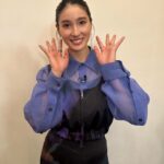 Tao Tsuchiya Instagram - . そして ウルフムーンの今夜、20時からは #日本テレビ 系列で #ぐるナイ #ゴチになります25 に 出演させていただきます！ テレビを観る環境にいらっしゃるかたは ぜひ楽しく御一緒出来たら嬉しいです！ . 先週は新メンバーお二人、 #高橋文哉 さんと #やす子 さんが発表されましたが、 いかがでしたか？ 私は今までのお仕事の中で いくつか心残りがあるのですが、 その一つが、大好きなゴチの新メンバーになれて 発表していただく時、 お仕事の現場から向かったんですけど、 時間があまりにもギリギリ過ぎて 着替えてすぐ登場になってしまったこと。 もっと登場を噛みしめたかったなぁ… という心残りがあったので、 今回、新メンバーの発表を ゆっくり楽しむことが出来て なんだかすごく嬉しかったです！！！ . 胸キュンしりとりも SPメニューをかけた #長州力 さん と #武藤敬司 さんによる おしリングクイズも楽しかったなぁ… お二人共すごく重かった！！！ 書初めで 「 #たおリズム 」も宣伝させていただいて、 #岡村隆史 （　#ナインティナイン ）さん、 #増田貴久 （ #NEWS ）さん、 #小芝風花 ちゃん、 #盛山晋太郎 さん、 そして #出川哲朗 さんとの 笑いの止まらない美味しい時間は 「テレビの中に戻ってきたんだなぁ」と実感する あったかい時間となりました。 小芝風花ちゃんは10代の頃に あるオーディションでご一緒したことがあるんです。 わりと長期間のオーディションだったので 参加者どうし仲良くなった思い出もありますし、 その時から素敵な女優さんだなと感じていて ずっと再会したかったので、本当に嬉しかった！！！ . ですがゴチの場合、 やっぱり問題は…結果です！！！ どうなることか、ぜひ見守ってください！ . outfit @ujoh.official #UJOH boots @louboutinworld #christianlouboutin accessories @blanciris_official #BLANCIRIS @e.m.__official #em