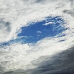 Tao Tsuchiya Instagram - . おはようございます！ お天気の影響が強い地域の方々は 大丈夫でしょうか？ これから台風のシーズンなので、 安全にはどうかどうかどうか お気をつけてください🙏🙏🙏 . バスケ🏀 本当に凄かったなぁ…✨️✨️✨️ まだ余韻が残っています😌. その余韻の中で、1日が早い😳💡 そして その早い1日の中で 暑い中にも季節が秋へと 移り変わっているのが分かります💡 . 日本戦ではないけれど 決勝が行われる10日まで試合は続くので、 素晴らしい時間を願いたいと思います😌✨️✨ . 写真は昨日の空🍀 空にぽっかり穴が開いたようです💡 こういう穴を見ると そこから怪獣やヒーローが 急に現れるような気がするのは 特撮に育てられたからかも🤔