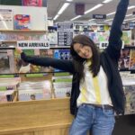 Tao Tsuchiya Instagram – .
ゴールデンウィークも後半戦となりました。
私は映画『帰ってきた あぶない刑事』の番宣として
ある番組に参加させていただいたのですが、
人生の宝物に出会う1日になりました。
時々番宣に参加させていただくと、
テレビの凄さ、番組の凄さ、
それを作ったり支えたりする方々の素晴らしさに
感動する時があります。
今日も本当に素敵な出会いや再会がありました。
これからも頑張ろうと思える1日でした。
.
いよいよ明日は
映画『帰ってきた あぶない刑事』の
完成披露舞台挨拶が行われます。
この素晴らしい世界を生み出した
横浜での舞台挨拶…！
まれちゃんの第2の故郷でもある大好きな街で
舞台挨拶が出来るなんて…
感動です。
参加出来て本当に嬉しい！！！！！
.
舞台挨拶の前には、
舘ひろしさんと柴田恭兵さんが参加なさる
パレードやレッドカーペットなど
タカとユージにふさわしい
華やかなイベントもあると聞いたので
お時間の合う方々はぜひぜひぜひ
素敵な時間を過ごされてください！！！
.
でも今日の写真は
映画マッチングでの輪花！
#映画マッチング 
#愛のクローバー記念上映 は
まだまだ行われています。
ノリノリの輪花も、たまにはいいかも…