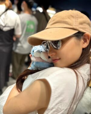 Tao Tsuchiya Instagram - .
東京では昨日
神宮外苑花火大会が行われました🎆✨️✨️
家族と動画をやり取りしながら観ましたが
綺麗だったなぁ…😊
花火を見上げると夏を実感します🎆
笑顔で空を見上げることが出来る時、
それが昼の空でも夜の空でも
どの季節でも
本当にしあわせだなと思います😌✨️
おやすみの人も、お忙しい人も
どうか良い夏をお過ごしください🌻
. 
一昨日、 #テレビ朝日 系列にてオンエアされた
「 #警部補ダイマジン 」🚨
#七夕夕夏 は少しずつ、でも一気に
大きな渦の中に入っていきますが、
私も同時に
台詞と滑舌との闘いの渦に入っていきました😅
あまりに家でずっとブツブツ言っているので
初回を観た母の第一声が
「天羽 大ってこの人か！」だったほど😂
共演してくださった方々との写真も
許可をいただいたものから載せようと思います💡
.
今日は夏休みシリーズ水族館篇②
このぬいぐるみは
姉がプレゼントしてくれました🐬
ほんとに可愛い💕✨️✨️
そして
熱心に観ていると
だんだん自分も魚に似てくる気がします🤔🐟️