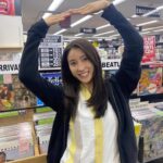 Tao Tsuchiya Instagram – .
ゴールデンウィークも後半戦となりました。
私は映画『帰ってきた あぶない刑事』の番宣として
ある番組に参加させていただいたのですが、
人生の宝物に出会う1日になりました。
時々番宣に参加させていただくと、
テレビの凄さ、番組の凄さ、
それを作ったり支えたりする方々の素晴らしさに
感動する時があります。
今日も本当に素敵な出会いや再会がありました。
これからも頑張ろうと思える1日でした。
.
いよいよ明日は
映画『帰ってきた あぶない刑事』の
完成披露舞台挨拶が行われます。
この素晴らしい世界を生み出した
横浜での舞台挨拶…！
まれちゃんの第2の故郷でもある大好きな街で
舞台挨拶が出来るなんて…
感動です。
参加出来て本当に嬉しい！！！！！
.
舞台挨拶の前には、
舘ひろしさんと柴田恭兵さんが参加なさる
パレードやレッドカーペットなど
タカとユージにふさわしい
華やかなイベントもあると聞いたので
お時間の合う方々はぜひぜひぜひ
素敵な時間を過ごされてください！！！
.
でも今日の写真は
映画マッチングでの輪花！
#映画マッチング 
#愛のクローバー記念上映 は
まだまだ行われています。
ノリノリの輪花も、たまにはいいかも…