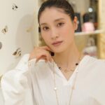 Tao Tsuchiya Instagram - . 今日は日本では「冬至の日」🍊✨️ 昼間がいちばん短い、ということは ある意味、これから 少しずつ夏へを向かっていくわけですが 一方で「いよいよ冬本番！」という合図でもあります💡 実際に厳しい寒さや雪による影響も報道されているので どうかどうかどうか、お気をつけてください🙏🙏🙏 東京も「寒波」という言葉にピッタリな 冷たい空気でしたが イルミネーションの華やかさが 空気の冷たさを和らげてくれているようにも感じます😊✨️ . 今日のディオール　ホリデーポップアップでの写真は 少しアップのものを📸 このアクセサリーがとにかく、とにかく、 とにかく可愛いのです😍💕✨️ この時のコーディネートも アクセサリーによって縦のラインがつくられて 着こなすことが出来たのですが、 いろいろなテイストの服に合うアクセサリーだと思いますし、 モチーフや素材にも願いや想いが込められているので アクセサリーでもありながら お守りのようなパワーさえ感じます🙏🏻✨️✨️ . この週末にプレゼントを選ぼうかなと 迷っているかたもいらっしゃると思いますが スタッフさんがたのあたたかさも溢れるこの場所で ゆっくり選んでみるのも素敵だと思います😊🎄✨️ . @Dior #DiorCruise #ディオールホリデーポップアップ #ディオールファインジュエリー #SupportedByDior