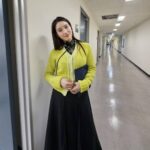 Tao Tsuchiya Instagram - . 報道で少しずつ 能登の方々が前へ進もうとしていらっしゃる姿を 拝見出来るようになりました。 とは言っても本当に厳しい状況だと思います。 乗り越えるための体力が本当に必要だと思うので どうかどうか、 少しでもお身体を大切にしてください…！ 私も出来ることに取り組んでいこうと思います。 . 連続テレビ小説「まれ」には 輪島塗やスイーツをはじめとして いくつか象徴的な存在がありましたが、 その一つがJe t'aime... Moi non plusです。 ヨーロッパ各国で放送が禁止されたほど かなり強烈な歌なのですが、 希ちゃんが横浜で修行している時、 この歌は大きなテーマのひとつでした。 . それをきっかけにシャンソンを知り 漠然と憧れるようになったのですが、 日本におけるシャンソン歌手の大スターといえば #越路吹雪 さんです。 なんと今年の2月で 生誕100年を迎えられる越路さん。 それを記念して 2月12日の午後0時25分から2時55分まで #NHKラジオ第1 にて放送される特集番組 「越路吹雪生誕100年 美しきシャンソンの世界」に、 なんと、弟の #土屋神葉 と 出演させていただくことになりました…！ まさか、まさかこんな日が来るとは！！！ https://www.nhk.jp/p/rs/B4NPXL2J91/ . 詳しいことはあらためてお知らせしますが、 今日は収録の時の写真を！ ラジオなので私服でスタジオに入っていく感覚が ものすごく新鮮でした。 このスカートは 『たおリズム』にも登場しているアレです。 . そして… シャンソンは、凄い！！！！！ . #越路吹雪100年