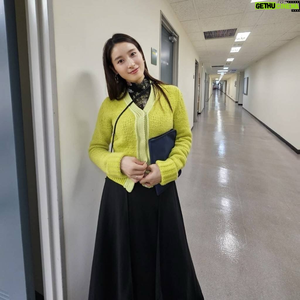 Tao Tsuchiya Instagram - . 報道で少しずつ 能登の方々が前へ進もうとしていらっしゃる姿を 拝見出来るようになりました。 とは言っても本当に厳しい状況だと思います。 乗り越えるための体力が本当に必要だと思うので どうかどうか、 少しでもお身体を大切にしてください…! 私も出来ることに取り組んでいこうと思います。 . 連続テレビ小説「まれ」には 輪島塗やスイーツをはじめとして いくつか象徴的な存在がありましたが、 その一つがJe t'aime... Moi non plusです。 ヨーロッパ各国で放送が禁止されたほど かなり強烈な歌なのですが、 希ちゃんが横浜で修行している時、 この歌は大きなテーマのひとつでした。 . それをきっかけにシャンソンを知り 漠然と憧れるようになったのですが、 日本におけるシャンソン歌手の大スターといえば #越路吹雪 さんです。 なんと今年の2月で 生誕100年を迎えられる越路さん。 それを記念して 2月12日の午後0時25分から2時55分まで #NHKラジオ第1 にて放送される特集番組 「越路吹雪生誕100年 美しきシャンソンの世界」に、 なんと、弟の #土屋神葉 と 出演させていただくことになりました…! まさか、まさかこんな日が来るとは!!! https://www.nhk.jp/p/rs/B4NPXL2J91/ . 詳しいことはあらためてお知らせしますが、 今日は収録の時の写真を! ラジオなので私服でスタジオに入っていく感覚が ものすごく新鮮でした。 このスカートは 『たおリズム』にも登場しているアレです。 . そして… シャンソンは、凄い!!!!! . #越路吹雪100年