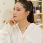 Tao Tsuchiya Instagram - . 今日は日本では「冬至の日」🍊✨️ 昼間がいちばん短い、ということは ある意味、これから 少しずつ夏へを向かっていくわけですが 一方で「いよいよ冬本番！」という合図でもあります💡 実際に厳しい寒さや雪による影響も報道されているので どうかどうかどうか、お気をつけてください🙏🙏🙏 東京も「寒波」という言葉にピッタリな 冷たい空気でしたが イルミネーションの華やかさが 空気の冷たさを和らげてくれているようにも感じます😊✨️ . 今日のディオール　ホリデーポップアップでの写真は 少しアップのものを📸 このアクセサリーがとにかく、とにかく、 とにかく可愛いのです😍💕✨️ この時のコーディネートも アクセサリーによって縦のラインがつくられて 着こなすことが出来たのですが、 いろいろなテイストの服に合うアクセサリーだと思いますし、 モチーフや素材にも願いや想いが込められているので アクセサリーでもありながら お守りのようなパワーさえ感じます🙏🏻✨️✨️ . この週末にプレゼントを選ぼうかなと 迷っているかたもいらっしゃると思いますが スタッフさんがたのあたたかさも溢れるこの場所で ゆっくり選んでみるのも素敵だと思います😊🎄✨️ . @Dior #DiorCruise #ディオールホリデーポップアップ #ディオールファインジュエリー #SupportedByDior