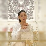 Tao Tsuchiya Instagram - . 大雪のニュースに驚いています。 しかもピークがこれからと聞いたので本当に心配です。 どうか夜にかけて くれぐれもお気をつけてください🙏🙏🙏 東京は鮮やかな青空だったようですが 私がいた世界は違っていて、 かなり心のパワーを使う撮影でした💦 でも ある作品で御一緒したかたがいらっしゃって、 懐かしい話、嬉しくなる話をすることが出来、 元気を保つことが出来ました😢✨️ 思い出話って不思議なパワーがありますよね💡 . このディオール　ホリデーポップアップでの写真も パワーのある思い出となっています✨️🦋✨️ あと一回くらいプライベートで行きたいなぁ…✨️✨️✨️ . 雪も心配ですが気温も下がるそうなので どうかたくさん暖かくしてください🙏 . @Dior #DiorCruise #ディオールホリデーポップアップ #ディオールファインジュエリー #SupportedByDior