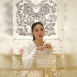 Tao Tsuchiya Instagram - . 大雪のニュースに驚いています。 しかもピークがこれからと聞いたので本当に心配です。 どうか夜にかけて くれぐれもお気をつけてください🙏🙏🙏 東京は鮮やかな青空だったようですが 私がいた世界は違っていて、 かなり心のパワーを使う撮影でした💦 でも ある作品で御一緒したかたがいらっしゃって、 懐かしい話、嬉しくなる話をすることが出来、 元気を保つことが出来ました😢✨️ 思い出話って不思議なパワーがありますよね💡 . このディオール　ホリデーポップアップでの写真も パワーのある思い出となっています✨️🦋✨️ あと一回くらいプライベートで行きたいなぁ…✨️✨️✨️ . 雪も心配ですが気温も下がるそうなので どうかたくさん暖かくしてください🙏 . @Dior #DiorCruise #ディオールホリデーポップアップ #ディオールファインジュエリー #SupportedByDior