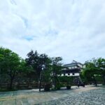 Tao Tsuchiya Instagram - 今年は季節の変わり目に加えて 激しい雨や大きな揺れが多い気がして 少しハラハラしていますが、お元気でしょうか？💦 . 印象派NÉO 『The Miracle of Pinocchio「ﾋﾟﾉｷｵの偉烈」』の 北九州公演から東京に戻って もうすぐ2日が経ちます。 あまりにもあっという間で… 普段はことわざを思い出すこともない私だけれど 思わず「光陰矢の如し」という言葉を思い出すくらい 時間が早く過ぎています😳🏹 . 北九州、素敵な場所だったなぁ…✨️✨️✨️ 日本の体力というか 底力のようなものを感じる力強さと 繊細で美しい古風な文化、 その間に見える『新しい今』を楽しもうとする情熱、 場所そのものがすごくアートでした🥰✨️ 日本を支えてきた工業地帯であるぶん 空気や水の汚れとも全力で戦ってきて 本当に試行錯誤が繰り返されてきたと思うのですが、 その歴史が今は自信となって 澄んだ空気や豊かな川に溢れている感じがしました🍀 . 写真は家族が撮ったものですけど、 小倉城のお隣にあるJ:COM北九州芸術劇場の雰囲気を 感じていただけたら🏯✨️ . ちなみに今月の25日には 弟が出演する作品 木ノ下歌舞伎『糸井版 摂州合邦辻』が 同じJ:COM北九州芸術劇場で上演されるのですが、 なんと嬉しいことに ポスターがお隣同士で貼られていました😍 . お時間とタイミングが合う方は、25日も是非😊✨️✨️ . #ピノキオの偉烈 #夏木マリ さん #井手茂太 さん #小㞍健太 さん #マメ山田 さん #MariNatsukiTerroir #山﨑麻衣子 さん #小島功義 さん #城俊彦 さん #牟田のどか さん #高橋綾子 さん #岩崎未来 さん #川崎萌々子 さん #国枝昌人 さん