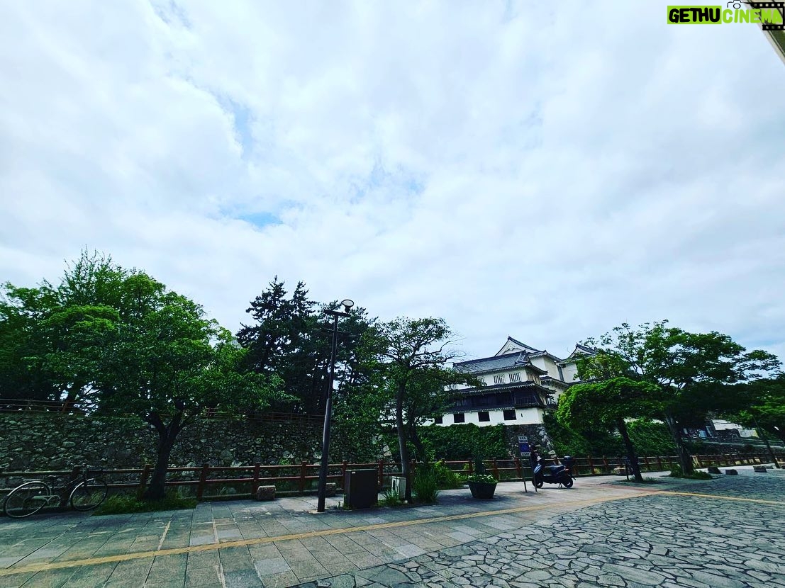 Tao Tsuchiya Instagram - 今年は季節の変わり目に加えて 激しい雨や大きな揺れが多い気がして 少しハラハラしていますが、お元気でしょうか?💦 . 印象派NÉO 『The Miracle of Pinocchio「ピノキオの偉烈」』の 北九州公演から東京に戻って もうすぐ2日が経ちます。 あまりにもあっという間で… 普段はことわざを思い出すこともない私だけれど 思わず「光陰矢の如し」という言葉を思い出すくらい 時間が早く過ぎています😳🏹 . 北九州、素敵な場所だったなぁ…✨️✨️✨️ 日本の体力というか 底力のようなものを感じる力強さと 繊細で美しい古風な文化、 その間に見える『新しい今』を楽しもうとする情熱、 場所そのものがすごくアートでした🥰✨️ 日本を支えてきた工業地帯であるぶん 空気や水の汚れとも全力で戦ってきて 本当に試行錯誤が繰り返されてきたと思うのですが、 その歴史が今は自信となって 澄んだ空気や豊かな川に溢れている感じがしました🍀 . 写真は家族が撮ったものですけど、 小倉城のお隣にあるJ:COM北九州芸術劇場の雰囲気を 感じていただけたら🏯✨️ . ちなみに今月の25日には 弟が出演する作品 木ノ下歌舞伎『糸井版 摂州合邦辻』が 同じJ:COM北九州芸術劇場で上演されるのですが、 なんと嬉しいことに ポスターがお隣同士で貼られていました😍 . お時間とタイミングが合う方は、25日も是非😊✨️✨️ . #ピノキオの偉烈 #夏木マリ さん #井手茂太 さん #小㞍健太 さん #マメ山田 さん #MariNatsukiTerroir #山﨑麻衣子 さん #小島功義 さん #城俊彦 さん #牟田のどか さん #高橋綾子 さん #岩崎未来 さん #川崎萌々子 さん #国枝昌人 さん