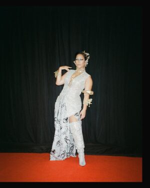 Tara Basro Instagram - Terima kasih Reza Rahadian @officialpilarez sudah menghadirkan Festival Film Indonesia yang begitu istimewa dengan konsepnya yang mengapresiasi sineas perempuan Indonesia, semoga tempat kerja kita selalu menjadi tempat yang aman dan nyaman untuk perempuan. 

@festivalfilmid ‘22
@hiantjen 
@the.designerworkshop 
@rinaldyyunardi 
@jumpanonaofficial 
@marista.santividya 

—

Fashion Stylist @jonathandytan 
Make Up @vagueskin 
Hair @thereal.ekahair 
Nails @linneabeautybar_id 
Fashion assistant @ranikrisdiana