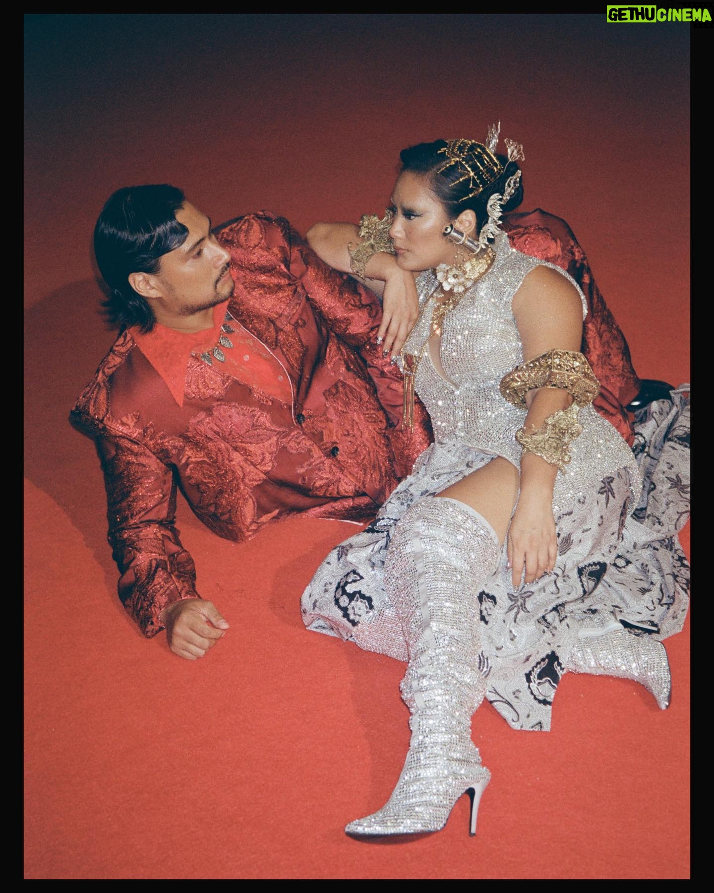 Tara Basro - 31.6K Likes - Terima kasih Reza Rahadian @officialpilarez sudah menghadirkan Festival Film Indonesia yang begitu istimewa dengan konsepnya yang mengapresiasi sineas perempuan Indonesia, semoga tempat kerja kita selalu menjadi tempat yang aman dan nyaman untuk perempuan.
@festivalfilmid ‘22
@hiantjen
@the.designerworkshop
@rinaldyyunardi
@jumpanonaofficial
@marista.santividya
—
Fashion Stylist @jonathandytan
Make Up @vagueskin
Hair @thereal.ekahair
Nails @linneabeautybar_id
Fashion assistant @ranikrisdiana