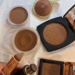 Tara Basro Instagram – Akhirnyaaaa, Ini diaaa swatches complexion products yang aku punya dengan pencahayaan yang beda2. Kalau berdasarkan pengalaman sih yang namanya memilih shade dan undertone yang tepat untuk foundation, concealer, bahkan contour itu mau nangis susahnya apalagi online.

kalau lagi nyoba foundation, aku perhatiin ada beberapa brand yang gold warm undertone jadi terlalu kuning di aku tapi kalau neutral juga ada yang malah jadi kusam, tergantung mereknya, tapi aku sih biasanya di antara dua itu. Secara warna, warna kulit sering berubah-ubah, biasanya di kisaran medium tan – medium deep tergantung musim atau seberapa sering kena sinar matahari. Jenis kulit aku kombinasi berminyak.

Nah, kalau contour, aku lebih suka warna yang nggak terlalu jauh dari warna kulit dan gak terlalu cool tone biar keliatan natural. Kalau concealer, yang warm undertone cenderung paling cocok. Semoga membantu yaaa! tulis di komen kalau ada pertanyaan dan mungkin nanti aku juga bikin feed beberapa produk lokal atau produk drugstore untuk yang berikutnya

#TBmatched 
………

Finally! It’s here. These are swatches of complexion products I currently have. I try to show them in different lightings, as we all know, picking the right shade and undertones is a real struggle with foundation, concealer, and even contour! 

When trying out foundation, I’ve noticed some brands with warm golden undertones would be too yellow on me and neutral undertones would be too dull, so it depends on the brand, but I am in between those two. Shade wise,my skin tone changes. However, I usually land somewhere in the medium tan to medium deep range depending on the season or whether I’m in the sun alot. My skin type is combination oily.

When it comes to contouring, I prefer shades that aren’t too far from my skin tone and balanced toned to achieve a more natural appearance. For concealer, warm undertones tend to complement my complexion the best. Hope it helps! Let me know your questions, and maybe I’ll do some local or drugstore products next!

#TBmatched

#hauslabsfoundation #diorforeverfoundation #charlottetilbury #esteelauderdoublewear #chanellesbeiges #youthforia #cielecosmetics #chantecaille #lysbeauty