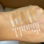 Tara Basro Instagram – Akhirnyaaaa, Ini diaaa swatches complexion products yang aku punya dengan pencahayaan yang beda2. Kalau berdasarkan pengalaman sih yang namanya memilih shade dan undertone yang tepat untuk foundation, concealer, bahkan contour itu mau nangis susahnya apalagi online.

kalau lagi nyoba foundation, aku perhatiin ada beberapa brand yang gold warm undertone jadi terlalu kuning di aku tapi kalau neutral juga ada yang malah jadi kusam, tergantung mereknya, tapi aku sih biasanya di antara dua itu. Secara warna, warna kulit sering berubah-ubah, biasanya di kisaran medium tan – medium deep tergantung musim atau seberapa sering kena sinar matahari. Jenis kulit aku kombinasi berminyak.

Nah, kalau contour, aku lebih suka warna yang nggak terlalu jauh dari warna kulit dan gak terlalu cool tone biar keliatan natural. Kalau concealer, yang warm undertone cenderung paling cocok. Semoga membantu yaaa! tulis di komen kalau ada pertanyaan dan mungkin nanti aku juga bikin feed beberapa produk lokal atau produk drugstore untuk yang berikutnya

#TBmatched 
………

Finally! It’s here. These are swatches of complexion products I currently have. I try to show them in different lightings, as we all know, picking the right shade and undertones is a real struggle with foundation, concealer, and even contour! 

When trying out foundation, I’ve noticed some brands with warm golden undertones would be too yellow on me and neutral undertones would be too dull, so it depends on the brand, but I am in between those two. Shade wise,my skin tone changes. However, I usually land somewhere in the medium tan to medium deep range depending on the season or whether I’m in the sun alot. My skin type is combination oily.

When it comes to contouring, I prefer shades that aren’t too far from my skin tone and balanced toned to achieve a more natural appearance. For concealer, warm undertones tend to complement my complexion the best. Hope it helps! Let me know your questions, and maybe I’ll do some local or drugstore products next!

#TBmatched

#hauslabsfoundation #diorforeverfoundation #charlottetilbury #esteelauderdoublewear #chanellesbeiges #youthforia #cielecosmetics #chantecaille #lysbeauty
