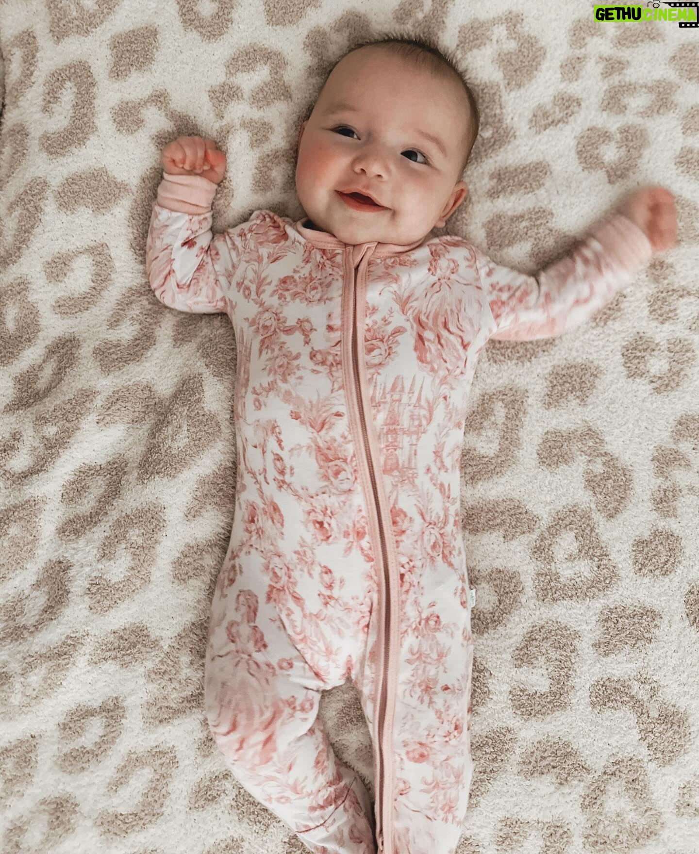 Tara Lipinski Instagram - From this to ➡️ One year ago today we transferred a blob of cells that turned into our beautiful little Georgie! 🎀 I can’t believe you are here my little girl. On this day exactly one year ago I met Mikayla for the first time and now we have had 365 days of a forever friendship. 💕 This day will always be special. Five long years and suddenly today was the day when our luck changed and I am forever grateful. @toddkap #babygirl #ivf #transferday #surrogacy
