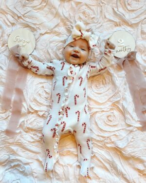 Tara Lipinski Instagram - Georgie and all her cute faces are making our holiday season happier than ever. 🎄🤶

#2montholdbaby #newborn #2monthsold #babygirl🎀
