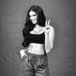 Tara Sutaria Instagram - Smiles on set today :) 🖤🤍