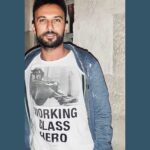 Tarkan Instagram - Ben de bir işçi sınıfı çocuğuyum. (Ha inanmam öyle sınıflara filan bu arada. Hepimiz aynı geminin yolcularıyız, kimse kimseden üstün değildir benim gözümde, kalbimde). 60’lı yılların sonlarında çalışmak için Almanya’ya giden işçi bir ailenin çocuğuyum. Zorlu koşullarda var olmaya çalışan kalabalık bir aile içinde büyüdüm ve küçük yaşlarda öğrendim çok çalışarak, emek vererek daha iyi bir geleceğin mümkün olduğunu. Bugün geldiğim noktaya çok çalışarak geldim. Bu noktaya nerden geldiğimi de hiçbir zaman unutmadım, unutmam. Kendime her zaman sahici oldum. Küçük şeylerden mutlu olmayı hep bildim. Her şeyden önce, iyi insan kalabilmeyi. İçimden geldi, bu duygularımı paylaşmak istedim sizlerle bu özel günde :) #1mayıs işçi ve emekçi bayramı kutlu olsun