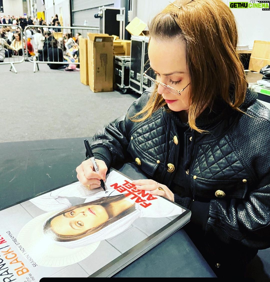 Taryn Manning Instagram - Having fun in at @comicconlpool Come see me! #liverpool #england #comicon2022 go grateful to meet all the nice people!