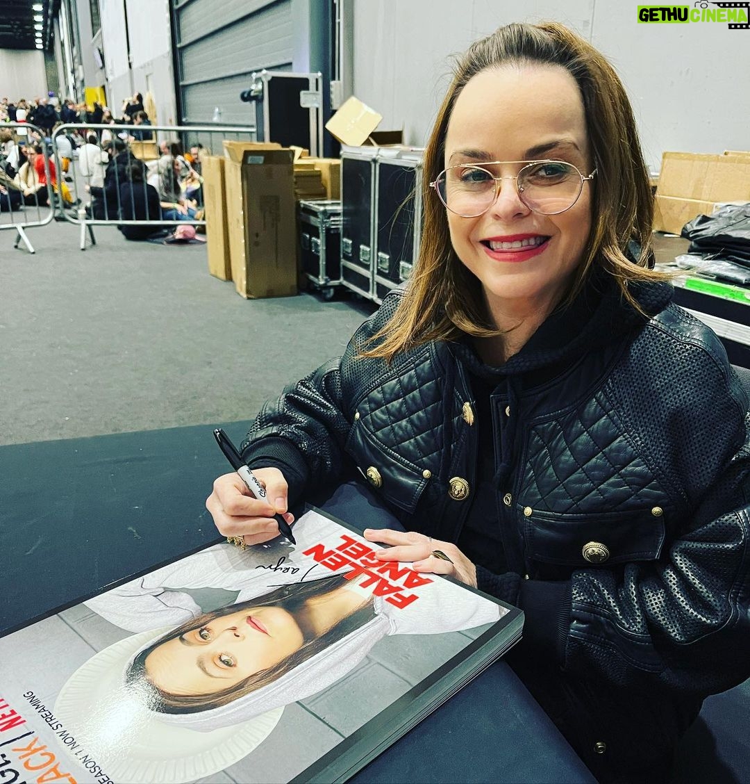 Taryn Manning Instagram - Having fun in at @comicconlpool Come see me! #liverpool #england #comicon2022 go grateful to meet all the nice people!
