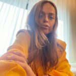 Taryn Manning Instagram – Happy Saturday🌻 Staying positive seeing that I do have a great life, things could be much worse, no doubt about it. Last night seeing all the heroes at the  @racetoerasems event truly changed me. I saw the beautiful and courageous @chauntallewis who went thru such a tragedy one night after we were all chillin at the club! She’s a true miracle angel. Follow her! Wait till you see what @tommyhilfiger has created!!! Its all overwhelming it’s all so good:) I wanted to mostly thank my amazing friends and more importantly the hair genuisness they possess. Thank you for making me and so many others feel like a trillion bucks daily. I thank you from the top of my heart ❤️ @brandonliberati @vickicasciola #hairmafia #stillgoodpeopleleft and thank you @alilasky for throwing the event and for the invite! #queenbee