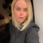 Taryn Manning Instagram - I ❤️ my hair @brandonliberati @vickicasciola Thank you for brightening my day. If you only knew how I felt before I saw you two! #okayready 💋🌻