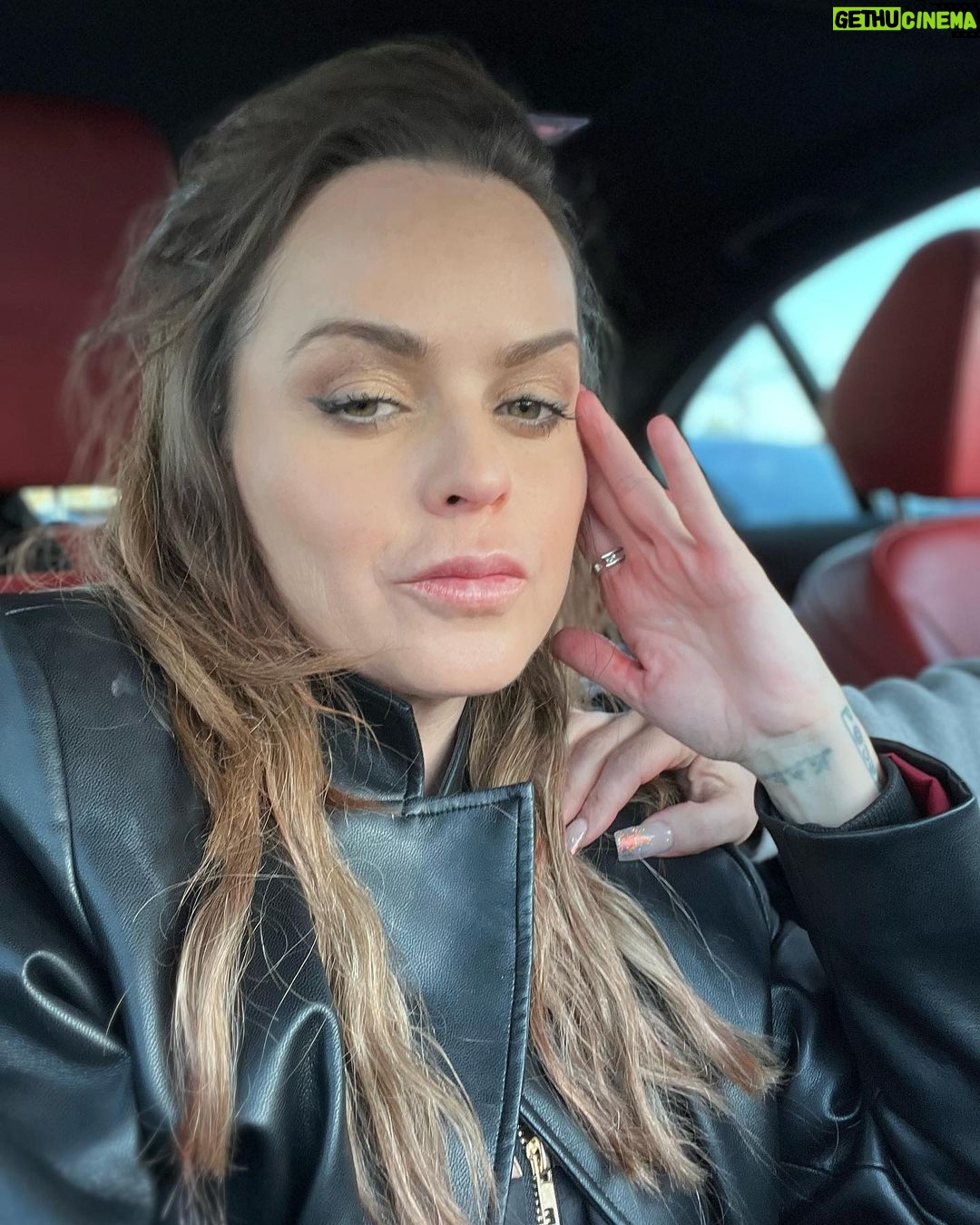 Taryn Manning Instagram - One set to the next! Thank you @atmosphere so excited for your new album! What a fun shoot! Next coming quick @amazon 😁today has been a great day! I’m so happy 😁