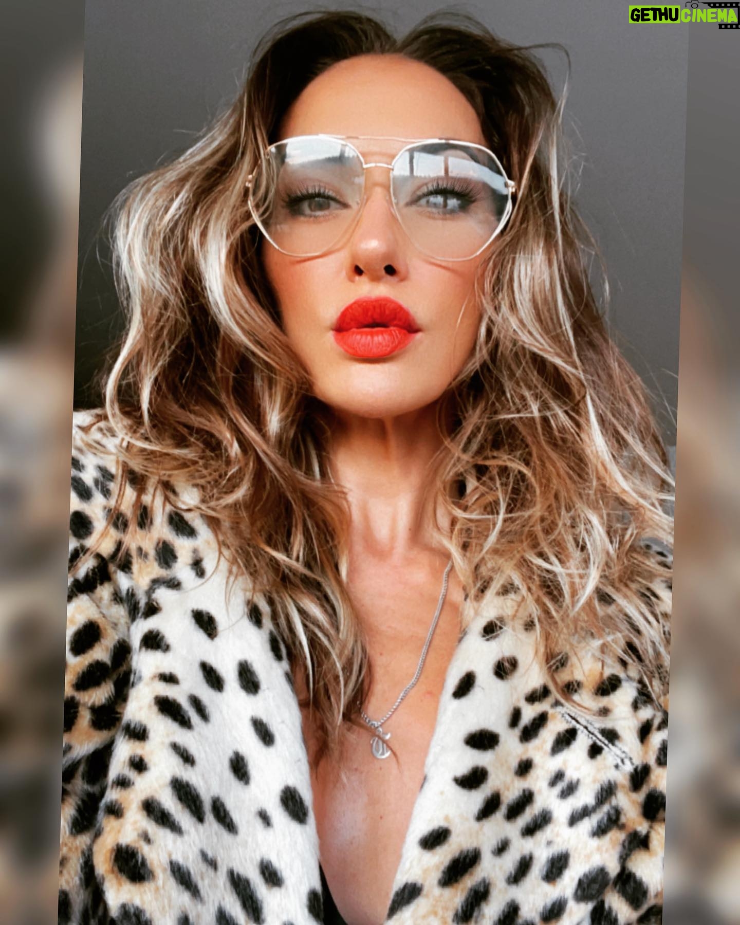 Tasya Teles Instagram - Hereโs lewking at you ๐ See you in an hour! ๐ค๐ฅธ๐ #fashion #glamour #hairandmakeup #leopard #redlipstick #70sfashion #the100 #thecw #supernatural