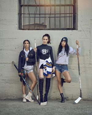 Tasya Teles Instagram - Let’s get focused!! PUCK DROPS THIS WEEK FOR #SHORESY S2 !!! 💪 Get ur sticks ready. 
➡️ September 29th The Bulldogs are back baby.  And we hate to lose. 

@shoresyhockey 
@cravecanada 
@newmetricmedia 

📷: @waldymartens 
💄 : #tracyjuliver 

#NatMiigZiig #Crave #Bulldogs #Nosho #TeamShoresy #hockey #🏒