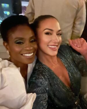 Tasya Teles Instagram - Look who I found at the @entertainmentweekly party last weekend!! 👀👀👀👀

Ouf, I miss working alongside this beautiful talented powerhouse.  Rocking that red carpet like it ain’t no thang.  So much love for you!  Miss you tons 🤍🤍🤍

Checkout @adinaporter on her new show @papergirlsonpv 🔥💪💥

#SDCC 
#SDCC2022 
#Comiccon 
#Reunion