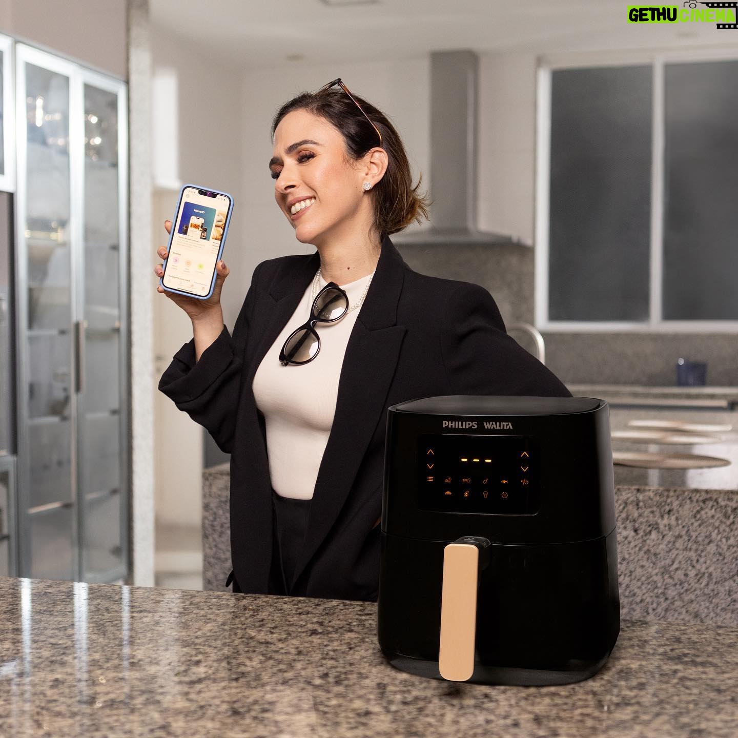 Tatá Werneck Instagram - Posso confirmar mais uma vez como a Airfryer Philips Walita é ideal para qualquer mood? Uma não, cinco vezes! Passe para o lado e veja como a Airfryer número 1 do mundo é perfeita para todos, com tecnologia exclusiva da estrela, a RapidAir, rápida e super silenciosa. E não esqueça, se não tem estrela, NÃO É A ORIGINAL** @philipswalitabrasil! Agora, acesse o site walita.com.br e não deixe de usar o meu cupom TATA para ter 10% off até mesmo em descontos já ativos no site. #Publicidade #PhilipsWalita #Airfryer *Fonte: Euromonitor International Ltd; air fryers de acordo com a definição da categoria de fritadeiras sem óleo, segundo definições da categoria de fritadeiras elétricas; vendas no varejo em valor, dados de 2023, pesquisa realizada em Fevereiro de 2024. **Philips Walita foi a primeira marca a lançar a Airfryer no Brasil.