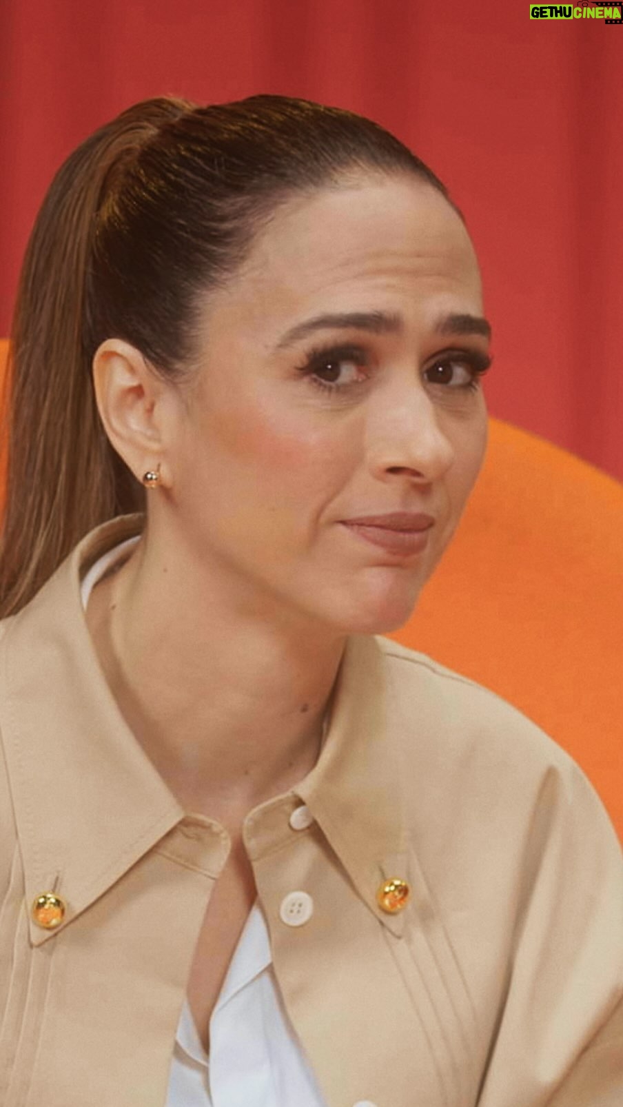 Tatá Werneck Instagram - Você não sabia que precisava ouvir fofocas sobre a vida financeira dos artistas, até agora! 🧡 O @Interbr desafiou a @TataWerneck a descobrir as melhores histórias financeiras de @joaovicente27, @douglassilva e @_pequenalo. No primeiro episódio, eles podem falar a verdade ou arcar com a consequência - nesse caso, transferência. Assista “Verdade ou Transferência” pelo link da bio e comenta muito aqui pra gente liberar a segunda parte. 👇 #NãoSabiaQuePrecisava #Inter #SuperAppFinanceiro