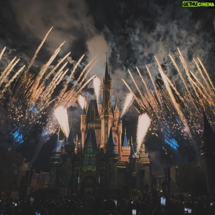 Tati Fernández Instagram - Si puedes soñarlo, puedes hacerlo 🏰🤍